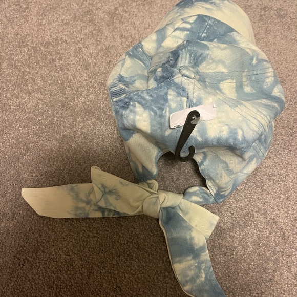 Cloud hat with bow that ties on the back - Picture 2 of 5